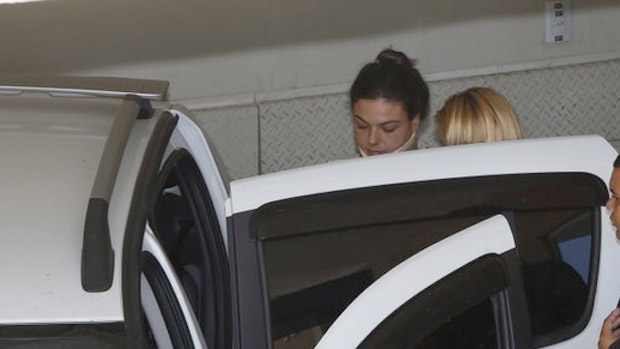 Isis Valverde deixa o hospital Barra DOr usando um colar cervical, no Rio