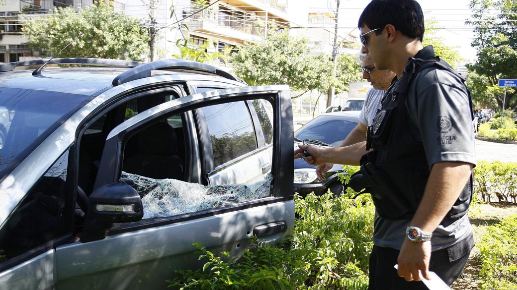 O Fiat Idea da juíza Patrícia Acioli, assassinada na madrugada desta sexta-feira quando chegava em casa, em Niterói
