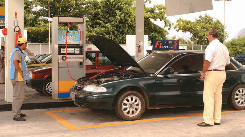 Carro em posto de gasolina
