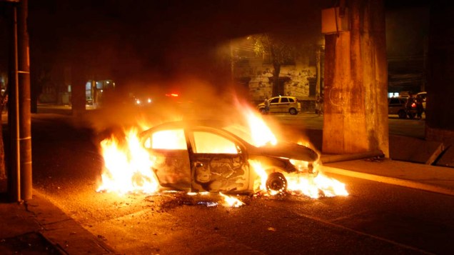 Na quarta-feira, dia 24 de novembro, carro queimado em Rio Comprido, na zona norte do Rio de Janeiro