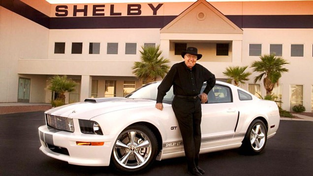 Carroll Shelby ao lado de um Mustang Shelby GT 2007