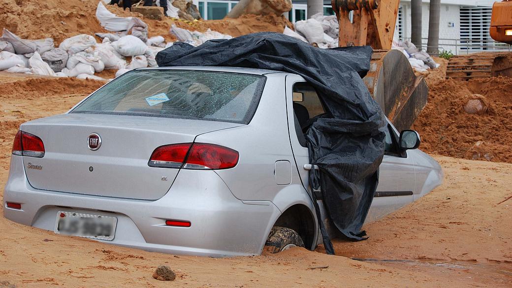 Novo deslizamento de terra deixa veículo soterrado no Bairro Areia Preta, em Natal