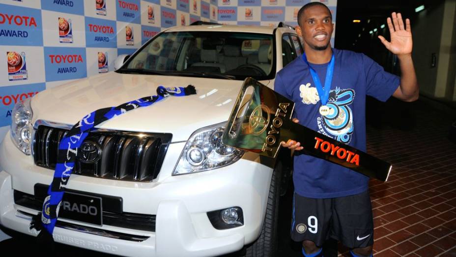 Samuel Etoo ao lado do SUV da Toyota que ganhou ao ser eleito o craque da final do Mundial de Clubes de 2010