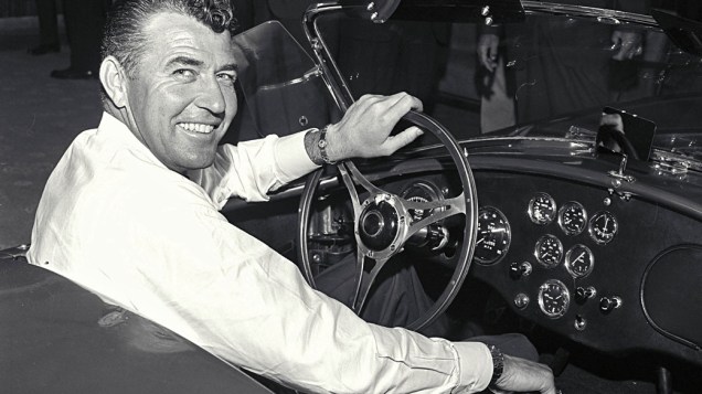 Carroll Shelby, criador do carro esportivo Cobra, na cidade de Venice em 1963