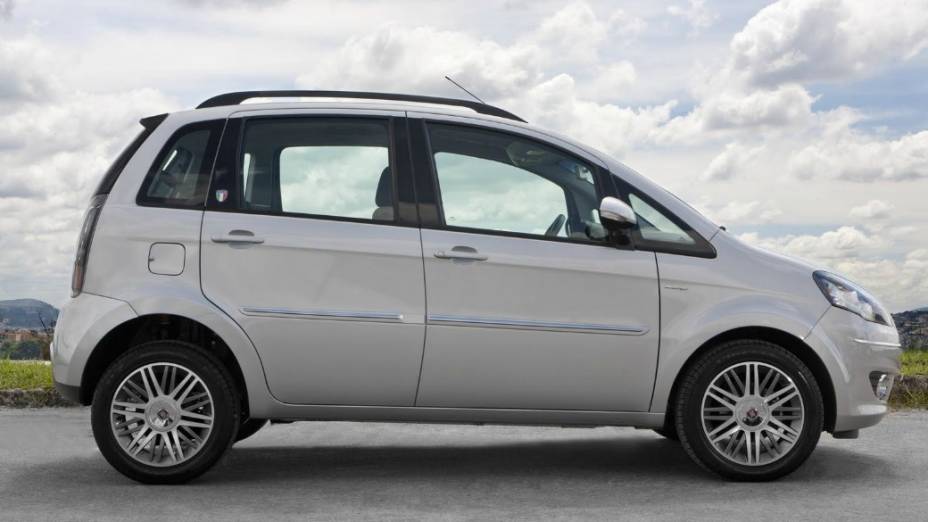 Fiat Idea - Lançado no Brasil no fim de 2005, a minivan Idea é oferecida atualmente em três opções de acabamento e de motorização (Attractive 1.4, Essence 1.6 e Adventure 1.8). Para sua estada no Brasil, o papa Francisco pediu uma versão sem blindagem, acessórios ou vidros escurecidos