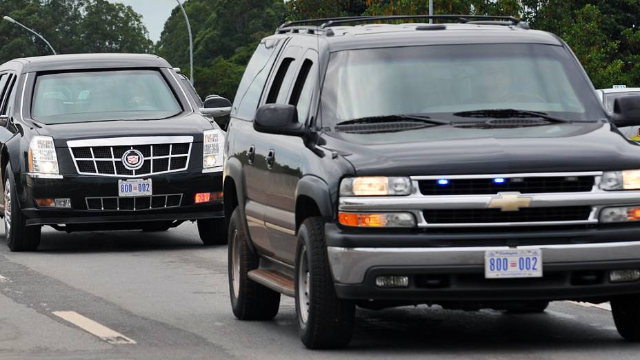 Chevrolet Suburban - Capaz de acomodar confortavelmente seis pessoas em bancos individuais, o Sububan usado pela comitiva presidencial norte-americana possui vários dispositivos eletrônicos de comunicação avançados e usados para confundir radares de mísseis teleguiados, impedir o acionamento de bombas por controle remoto e estabelecer contato via satélite. Ele é chamado de escritório móvel do presidente Barack Obama