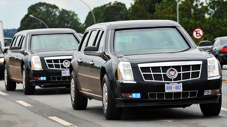 Cadillac One - Concebido sobre uma plataforma alongada do sedã DTS, da Cadillac, A Fera vem equipada com um motor V8 6.5, a diesel, capaz de impulsionar o carro de 4,5 toneladas a velocidade máxima de 96 km/h em 15 segundos. Avaliado em 1 milhão de dólares - ou cerca de 2,2 milhões de reais -, o Cadillac One vem equipado com câmeras de visão noturna, lançadores de bombas de gás lacrimogêneo, conexão Wi-Fi e telefone via satélite. A parte traseira do carro, onde fica o presidente Barack Obama, é uma espécie de habitáculo isolado do mundo externo. O ambiente tem espaço para acomodar quatro pessoas e possui sistema de travamento semelhante ao de um grande cofre de banco. Os vidros não abaixam, com exceção do motorista, que desce cerca de 10 cm. Por estratégia de segurança, a comitiva presidencial usa dois Cadillac One para confundir potenciais agressores e a limusine é transportada por um avião exclusivo