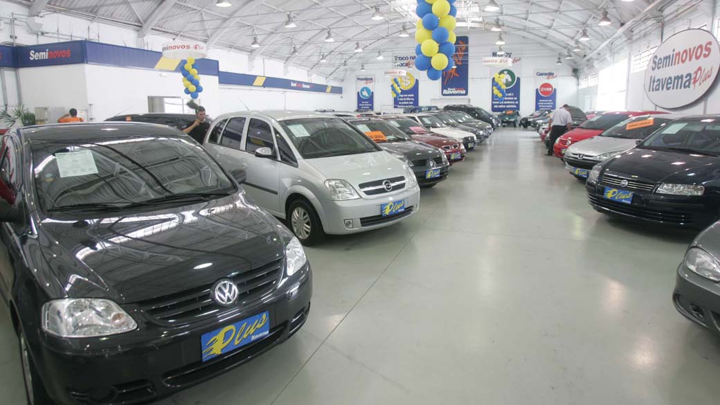 Carros em concessionária