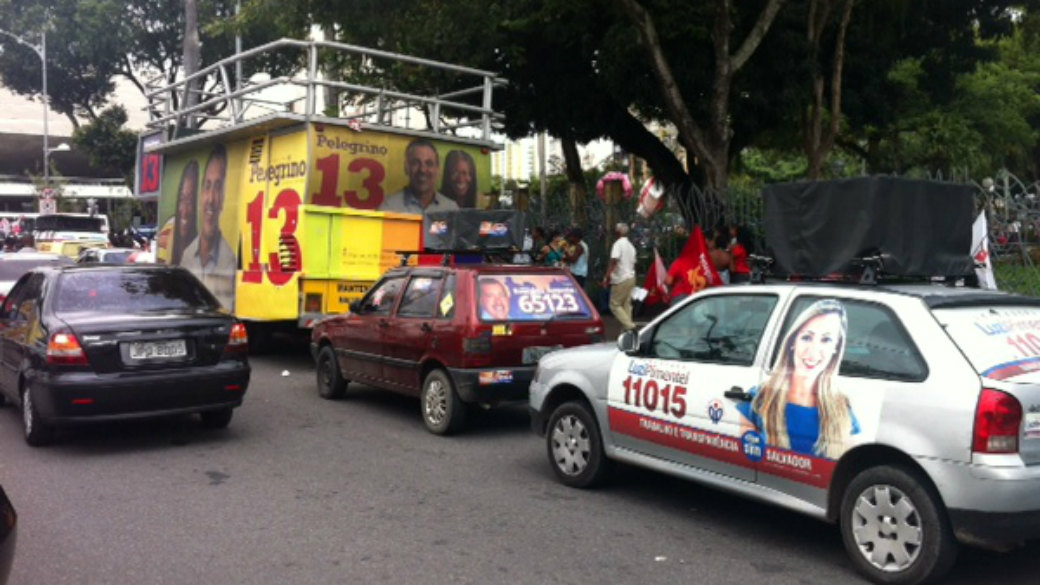 Fila de carros de som em Salvador: com poucos fiscais, Justiça Eleitoral tem problemas para coibir abusos na capital baiana