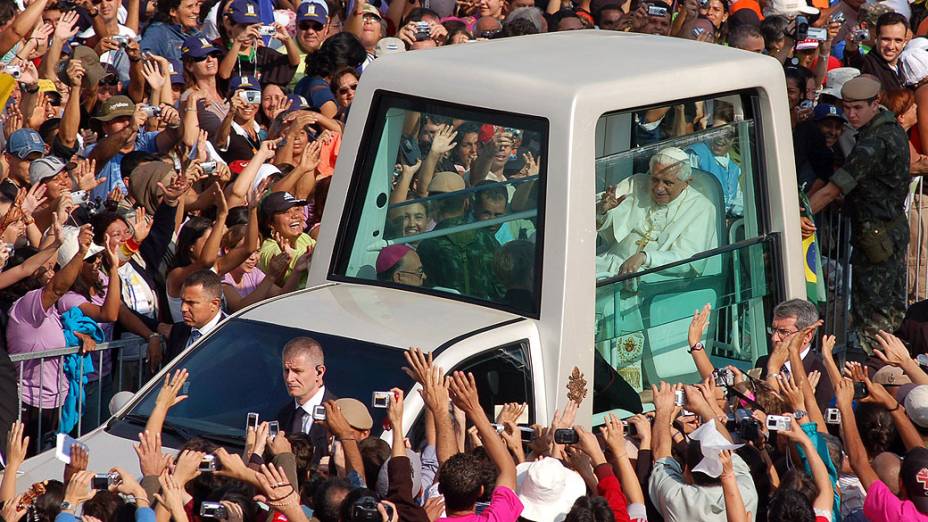 Visita do Papa Bento XVI visto nessa foto desfilando em aparecida