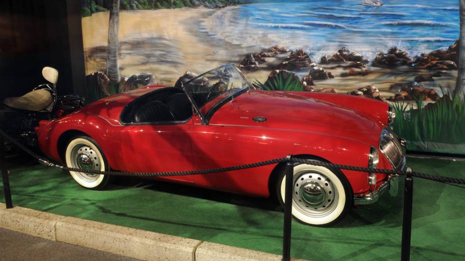 Eis o MG A roadster 1959 usado no filme Feitiço Havaiano (Blue Hawai) pelo playboy Chad Gates, personagem vivido por Elvis no filme, de 1961. O conversível pertencia ao astro e, mais tarde, foi dado por ele a um secretário. Após trocar de mãos, o MG A voltou à coleção de Elvis na década de 1990