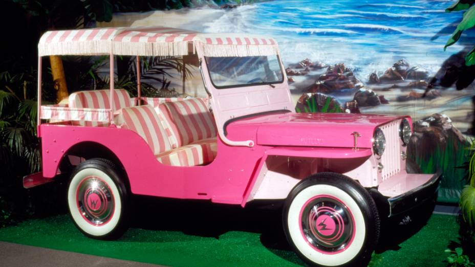 O jipe Willys DJ-3A 1959 cor-de-rosa foi outro veículo utilizado no filme Feitiço Havaiano. Antes de virar peça de museu, o carrinho chegou a ser usado pelos seguranças de Elvis nas dependências da mansão Graceland