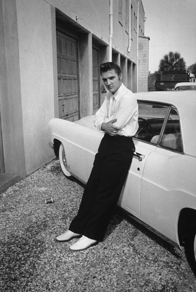 Registro de início de carreira mostra Elvis ao lado de seu Lincoln Continental Mark II branco, adquirido em 1956 enquanto fazia uma turnê em Miami