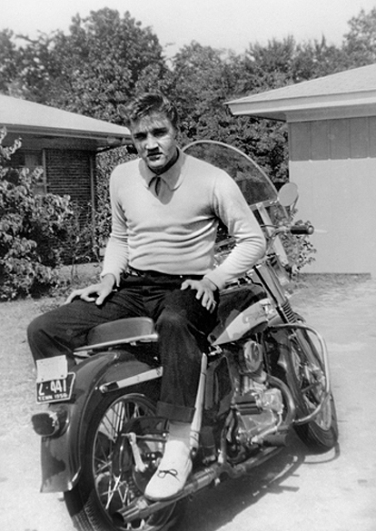 Fanático por motocicletas, ou melhor, por motos da Harley-Davidson, Elvis posa com uma das suas favoritas, uma HD KH, adquirida em 1956, por apenas 930 dólares