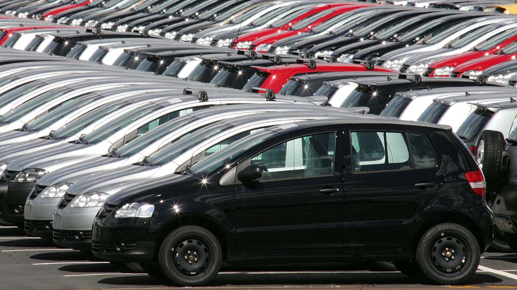 Carros em pátio da montadora Volkswagen-Audi