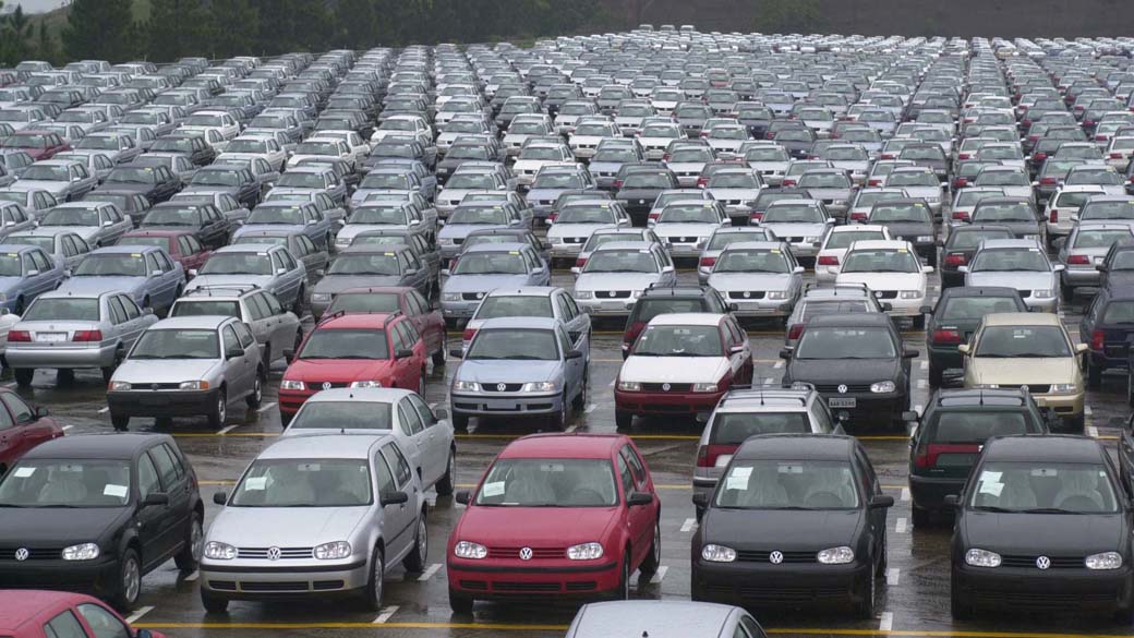 Carros em pátio da montadora Volkswagen