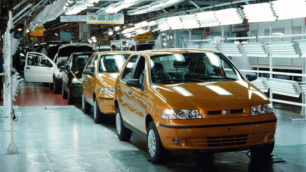 Carros em montadora Fiat
