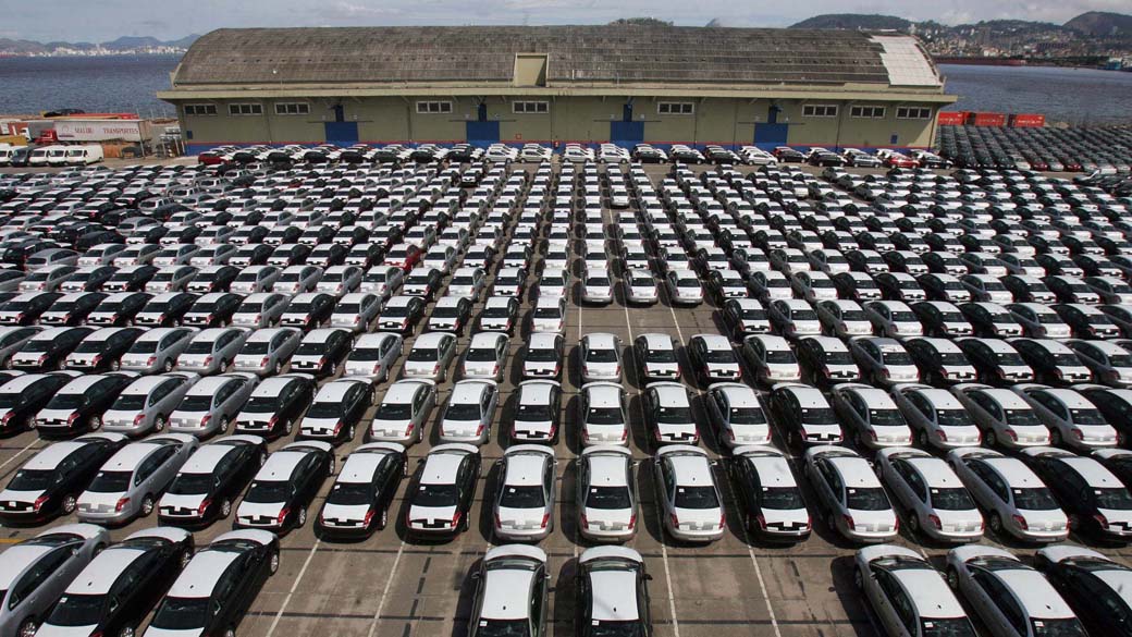 Carros importados no portuário de cargas no Rio de Janeiro