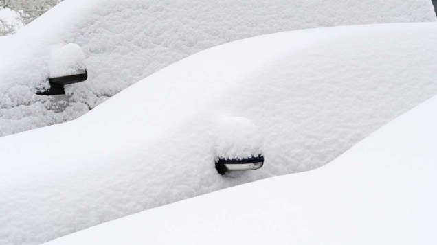 Cerca de 15 centímetros de neve cobrem os carros na montanha Feldberg, no sul da Alemanha