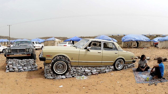 Carros levantadas em pedras e tijolos na área turística do sul al-Habla da cidade de Abha, na Arábia Saudita