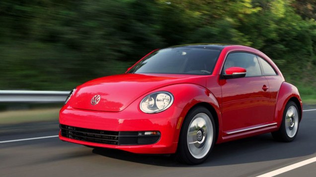 4º - Volkswagen Beetle (54,6%): o pequenino fabricado no México também caiu no gosto feminino. Equipado com motor 2.5 litros, 5 cilindros e câmbio manual de cinco velocidades. Tem preço entre 19.795 e  28.995 dólares, com turbo e teto solar, entre 37.500 e 54.500 reais<br>