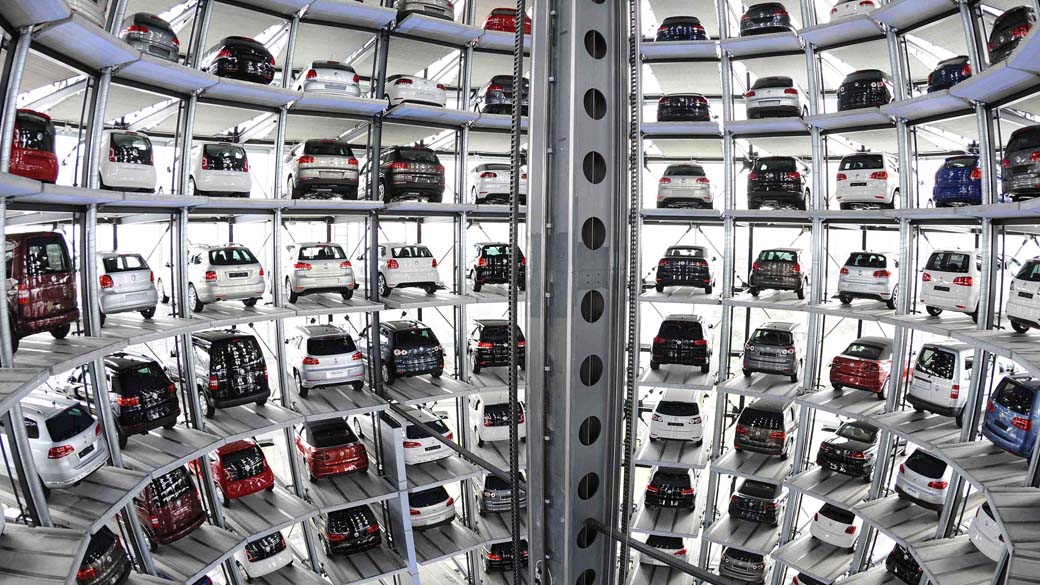 Carros da Volkswagen em torre de entrega, na Alemanha