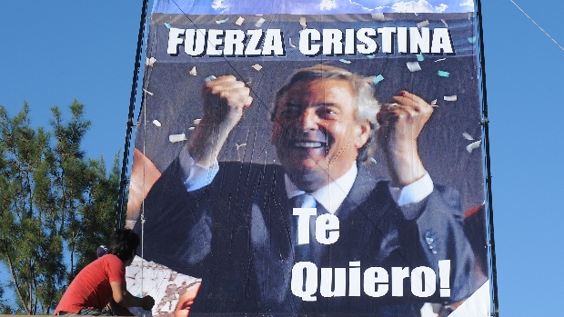 Cartaz colocado fora do hospital onde a presidente Cristina Kirchner passou por cirurgia para retirar câncer