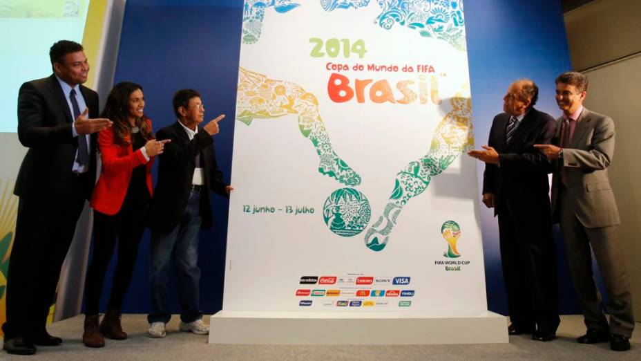 Ronaldo, Marta, Amarildo, Carlos Alberto Torres e Bebeto apresentam o cartaz oficial da Copa do Mundo de 2014, no Rio de Janeiro
