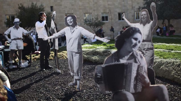 Cartazes de pessoas em tamanho real remontam a celebração de 29 de novembro de 1947 após plano de partilha da Palestina feito pela ONU, que gerou o Estado de Israel, em Jerusalém
