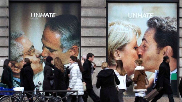 Cartazes em loja da Benetton mostram o primeiro ministro de Israel Benjamin Netanyahu beijando o presidente palestino Mahmoud Abbas e o presidente francês Nicolas Sarkozy beijando a chanceler alemã Angela Merkel em Paris, na França