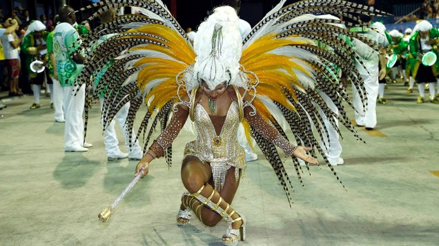 Laynara Teles, rainha de bateria, durante desfile da Império da Tijuca, no Rio de Janeiro