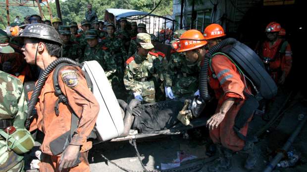 Socorristas carregam mineiro ferido por uma explosão na mina de carvão de Renhuai, na China, no dia 3 de agosto de 2010. O acidente matou 12 mineiros e deixou cinco presos.