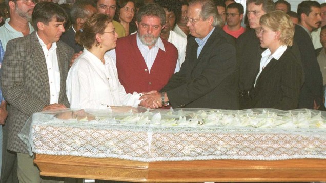 José Dirceu no velório do ex-prefeito de Santo André (SP), em 2002