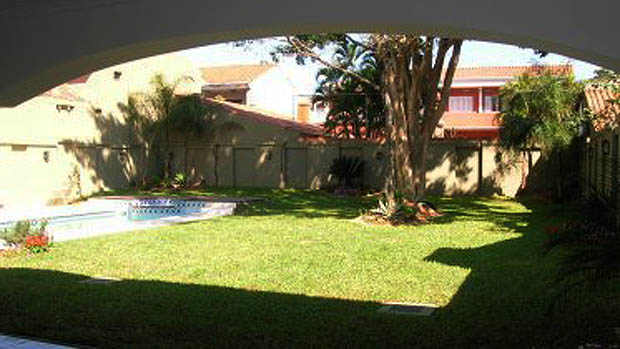 Área externa da casa onde viveu Roger Abdelmassih em Assunção, no Paraguai