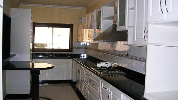 Cozinha da casa onde viveu Roger Abdelmassih em Assunção, no Paraguai