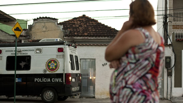 Carro da Polícia Civil na porta da casa onde morava a mãe adotiva de Wellington de Oliveira, o atirador de Realengo