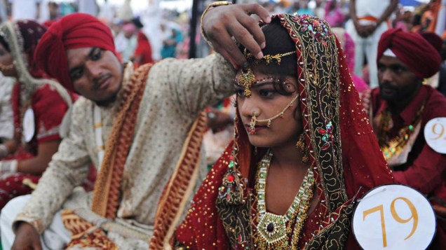 Casal indiano durante casamento coletivo na periferia de Amritsar, Índia