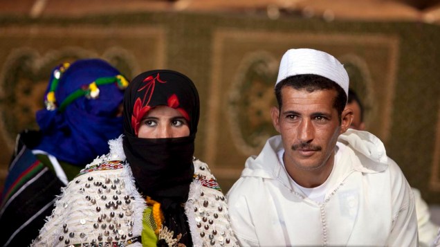 Casal participa de tradicional cerimônia de casamento coletivo em Imilchil, no sul do Marrocos