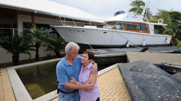 Casal em sua casa na cidade de Cardwell, Austrália, depois que sua lancha foi jogada para dentro da piscina pelo ciclone “Yasi”