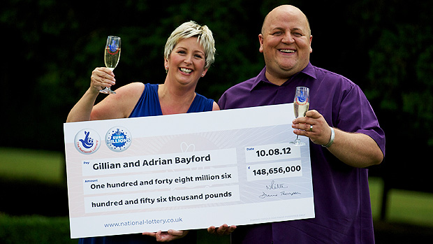 O casal britânico Adrian e Gillian Bayford, que ganhou o equivalente a US$ 235 milhões na loteria europeia EuroMillions