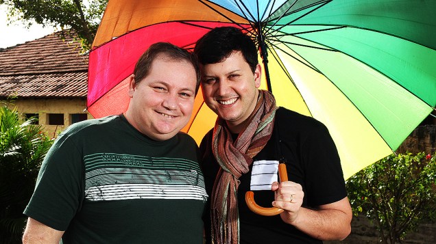 O ativista social Luiz André (esq), 38 anos, e o cabeleireiro Sérgio Sousa Moresi, 30, completam nesta quinta um ano de casados. Foi o primeiro casal gay do país a ter a união estável convertida em casamento