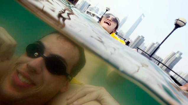 Casal aproveita dia quente em piscina na cidade chinesa de Xangai