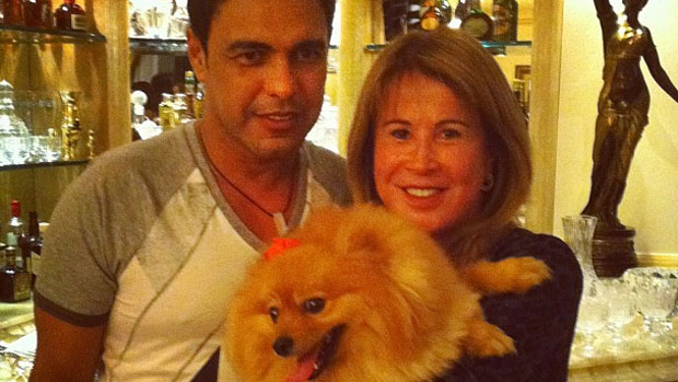 Zezé di Camargo e Zilu posam para foto em aniversário do cantor