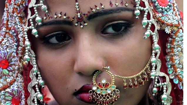 Noiva indiana durante casamento coletivo que uniu 121 casais na região da fronteira entre Índia e Paquistão. A ação é organizada por entidades sociais e tem o intuito de ajudar pessoas de baixa renda a realizar cerimônias de casamento