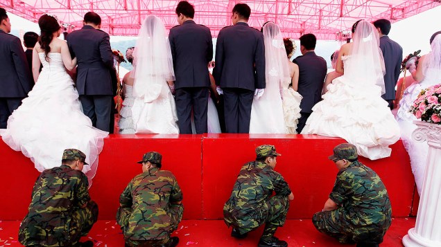 Soldados sustentam plataforma para prevenir acidente durante casamento militar coletivo em Taipei (Taiwan)