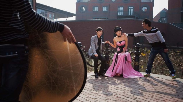 Na recém construída cidade de Thames Town, perto de Xangai, noivos passam o dia em sessões de fotografia. Moda entre os chineses, as fotos são produzidas e aproveitam a atmosfera da cidade que foi inspirada na arquitetura inglesa e homenageia o rio Tâmisa