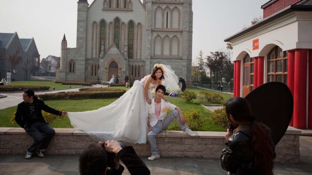 Na recém construída cidade de Thames Town, perto de Xangai, noivos passam o dia em sessões de fotografia. Moda entre os chineses, as fotos são produzidas e aproveitam a atmosfera da cidade que foi inspirada na arquitetura inglesa e homenageia o rio Tâmisa