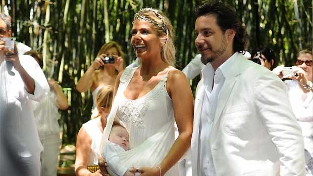 Adriane Galisteu e Alexandre Iódice se casam em Itatiba, interior de São Paulo. No colo, Vittorio, o filho do casal de três meses de idade.