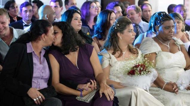 Casais durante o primeiro casamento coletivo gay do Brasil, Rio de Janeiro