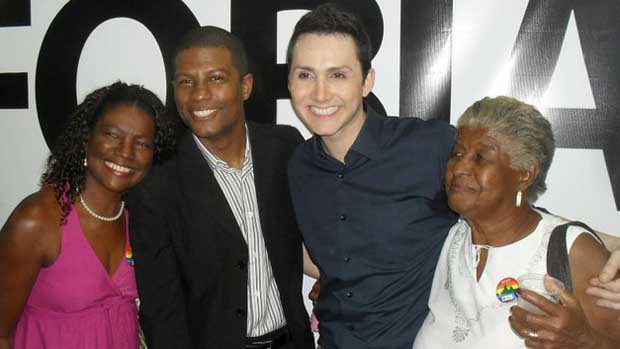 Felipe Castro (com sua mãe e avó) e Jônatas Cavalcante durante o primeiro casamento coletivo gay do Brasil, Rio de Janeiro